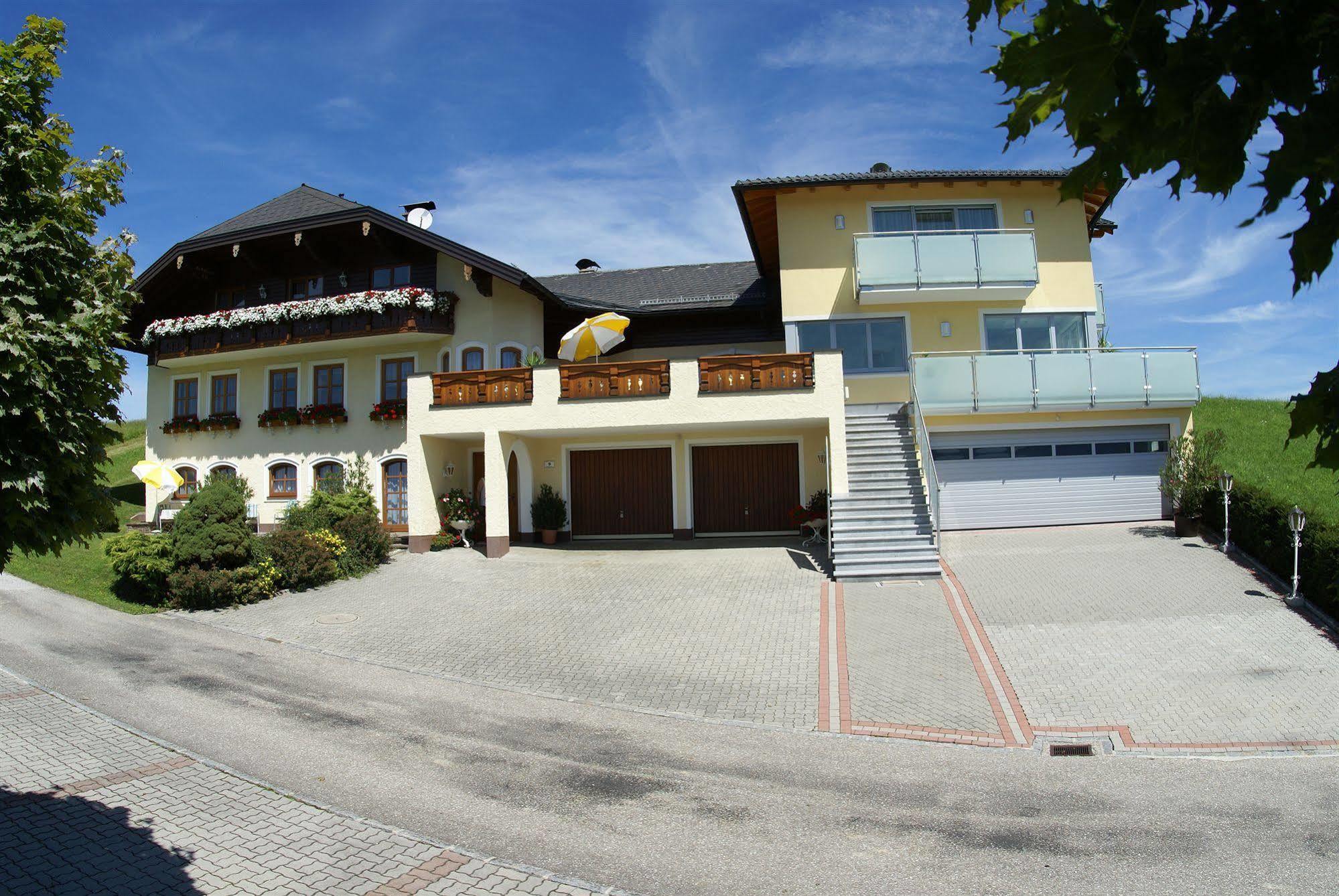 Gaestehaus Stabauer Mondsee Exterior photo