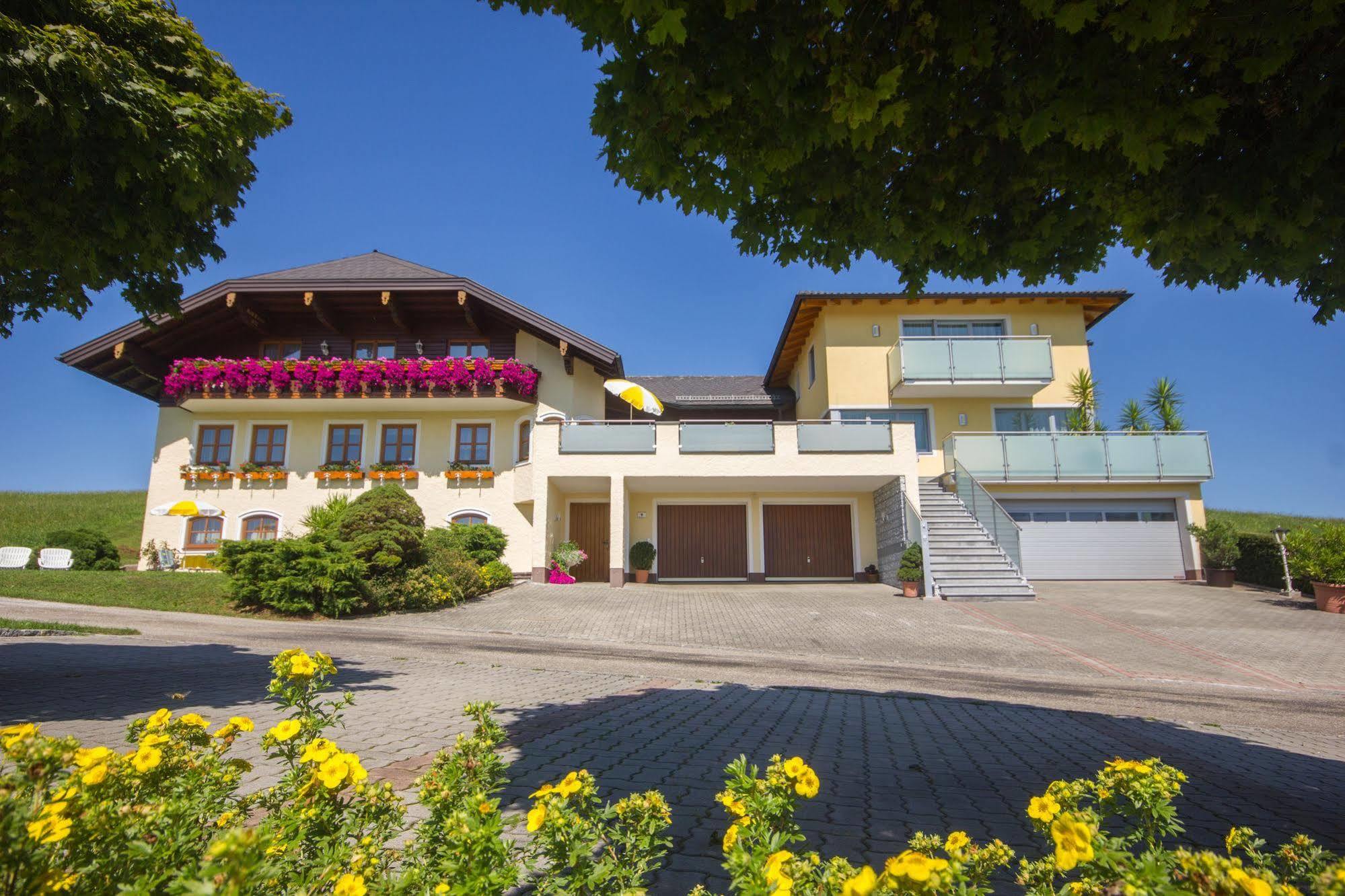 Gaestehaus Stabauer Mondsee Exterior photo