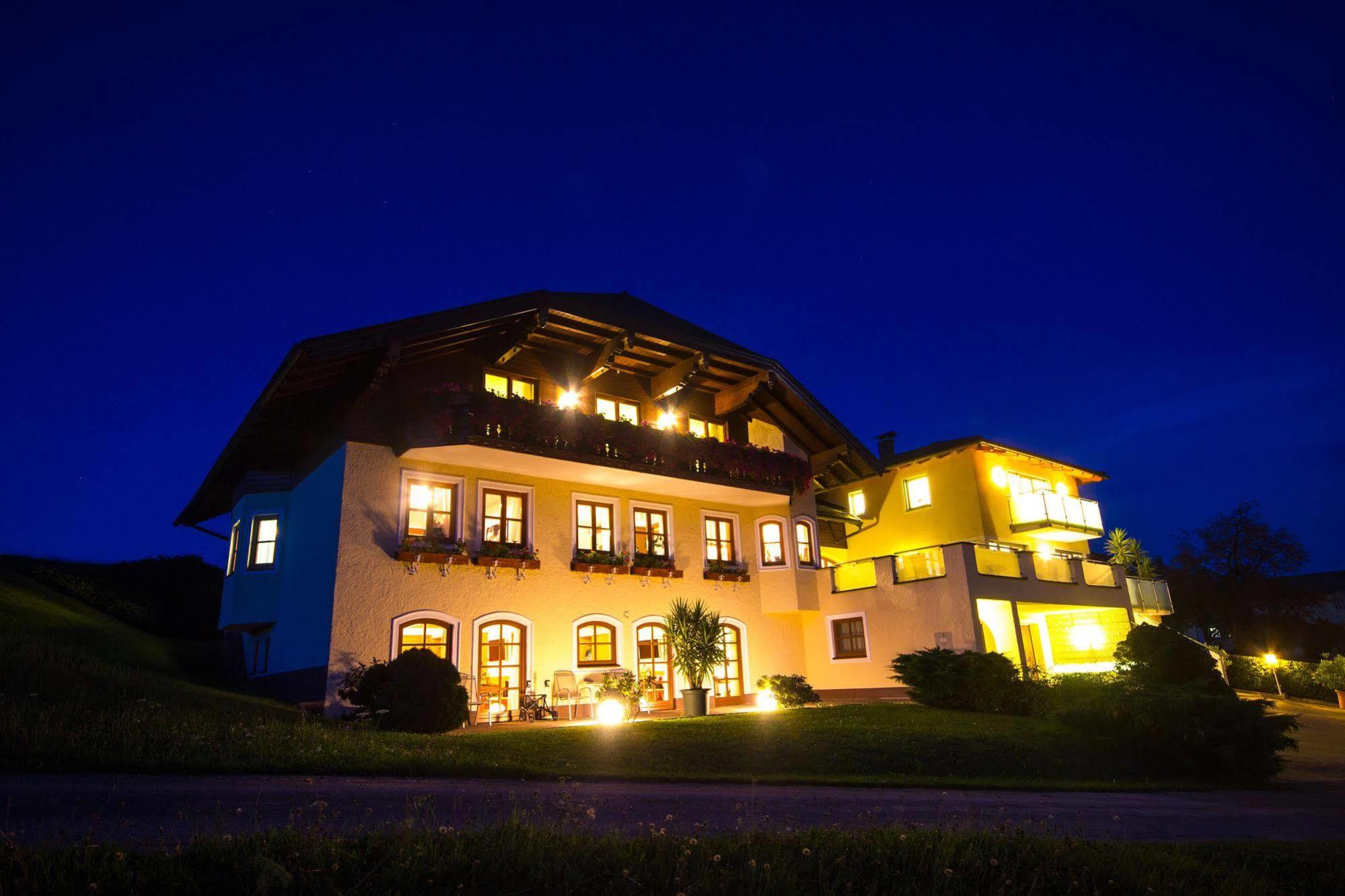 Gaestehaus Stabauer Mondsee Exterior photo